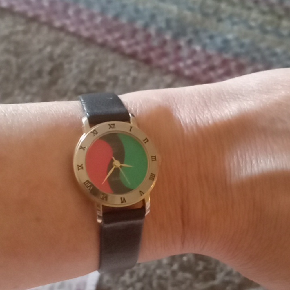 Gorgeous GUCCI Vintage black leather band watch. - Picture 3 of 8